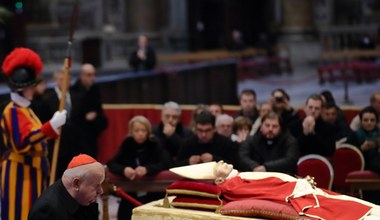 Ciało Bednedykta XVI wystawione w bazylice. Papieża żegnają tłumy