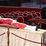 Ciało Benedykta XVI wystawione w bazylice. Tłumy wiernych w Watykanie