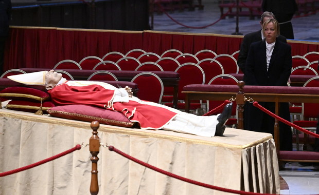 Ciało Benedykta XVI wystawione w bazylice. Tłumy wiernych w Watykanie