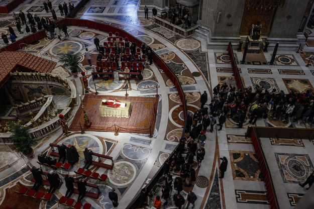 Ciało Benedykta XVI wystawiono w Bazylice Świętego Piotra. /Fabio Frustaci /PAP/EPA