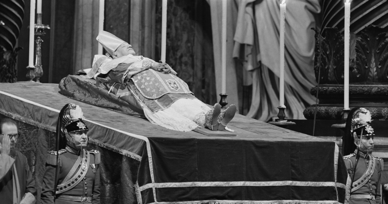 Ciało Jana XXIII zachowało się w doskonałym stanie dzięki zabalsamowaniu jego zwłok /Reg Lancaster/Daily Express/Hulton Archive /Getty Images