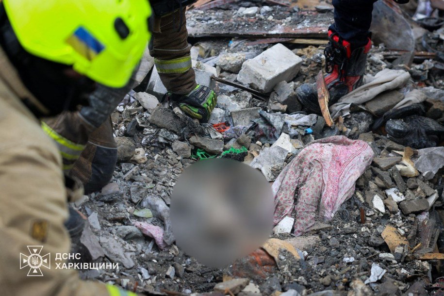 Ciało martwego dziecka wydobyte spod gruzów po rosyjskim ataku w Charkowie, 7 marca 2026 roku /Państwowa Służba Ratownicza Ukrainy  /