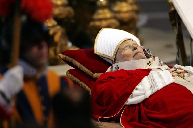 Ciało papieża Jana Pawła II na katafalku w Bazylice św. Piotra w Watykanie /Bartłomiej Zborowski /PAP