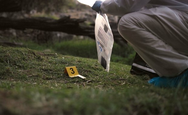 Ciało podrzucone do grobu. Śledczy ustalili już tożsamość