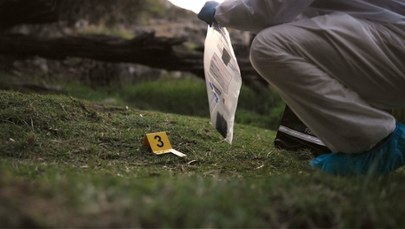 Ciało podrzucone do grobu. Śledczy ustalili już tożsamość