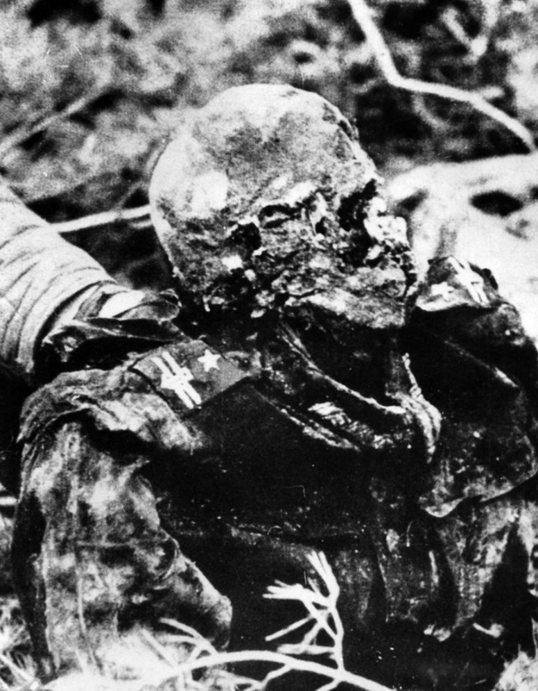 Ciało polskiego oficera, w mundurze majora, wydobyte podczas niemieckich ekshumacji w Katyniu na wiosnę 1943 r. /Laski Diffusion /East News