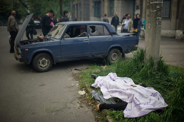 Ciało przyktyte kocem na ulicy Mariupla /ALEXEY FURMAN /PAP/EPA