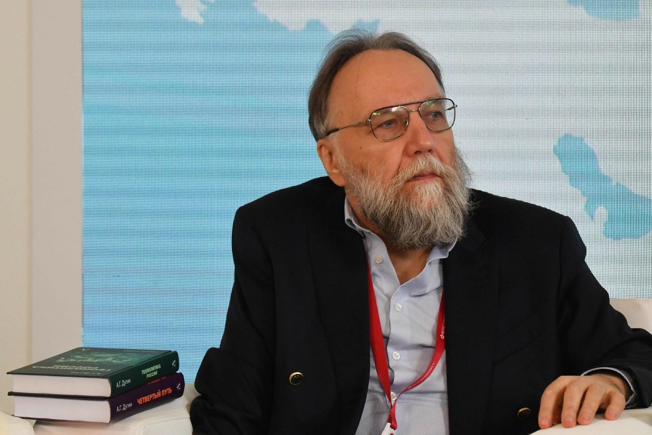 Ciało Putina w Mauzoleum Lenina, a zdobyczne flagi krajów Europy wokół. Dugin ma pomysł