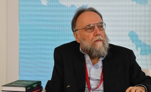 Ciało Putina w Mauzoleum Lenina, a zdobyczne flagi krajów Europy wokół. Dugin ma pomysł