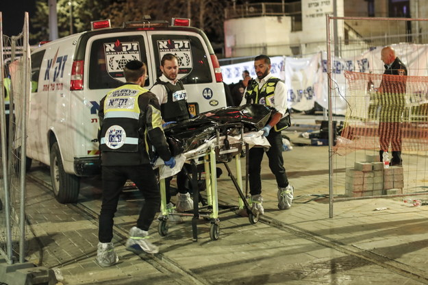 Ciało sprawcy piątkowego zamachu przenoszone przez izraelskie służby /ATEF SAFADI  /PAP/EPA