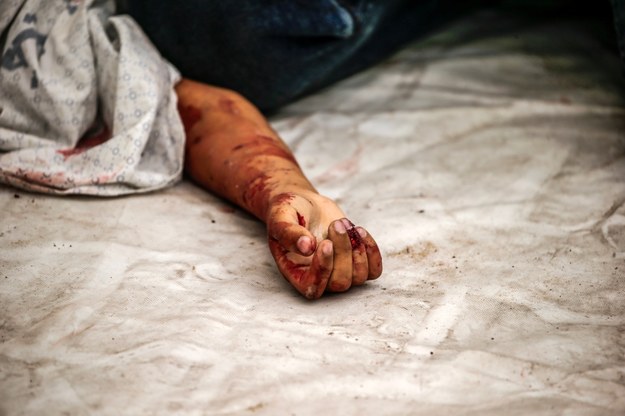 Ciało zabitego palestyńskiego dziecka - ofiary cywilnej konfliktu /MOHAMMED SABER  /PAP/EPA