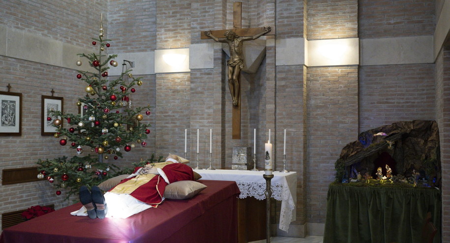 Ciało zmarłego emerytowanego papieża Benedykta XVI /VATICAN MEDIA HANDOUT /PAP/EPA