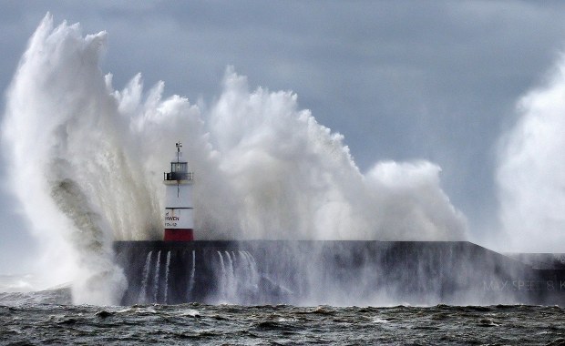 Ciaran nadciąga nad Polskę. Będzie bardzo niebezpiecznie
