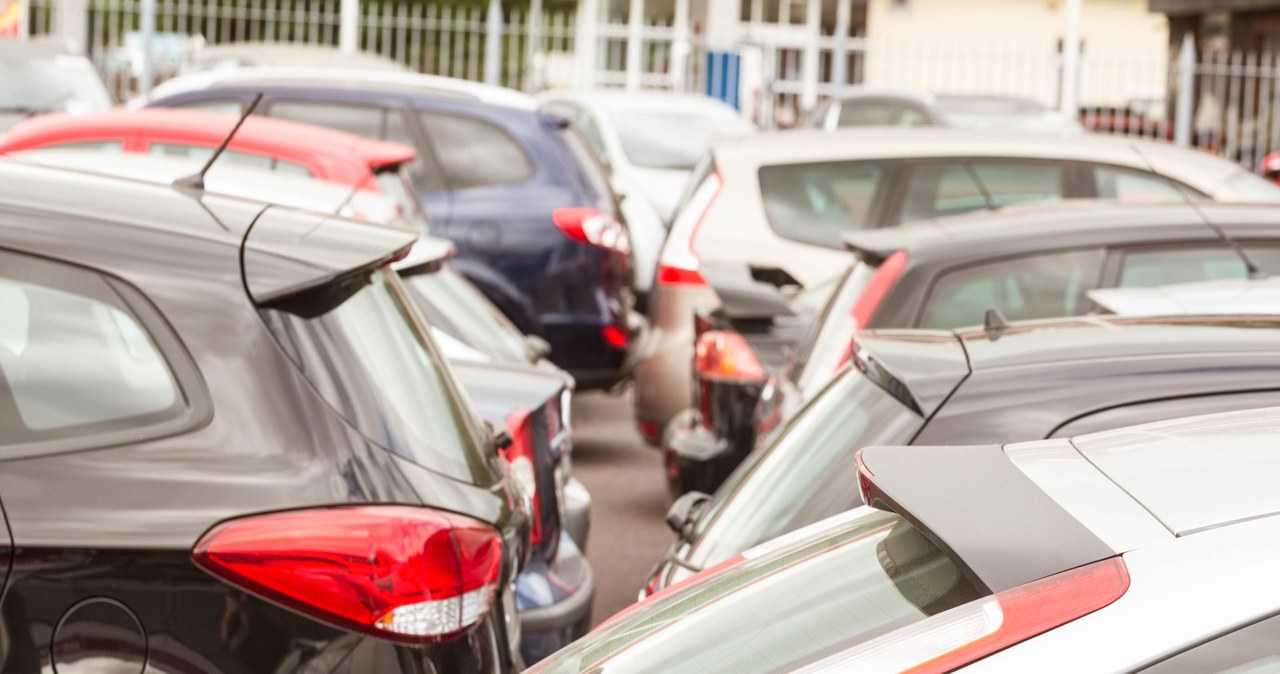 Ciasne miejsce parkingowe to ryzyko, że po powrocie na aucie będą nowe "blizny" /123RF/PICSEL