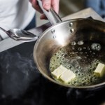 porady kuchenne Ciasta i sosy są przeciętne? Szefowie kuchni stosują ten 5-minutowy trik z masłem