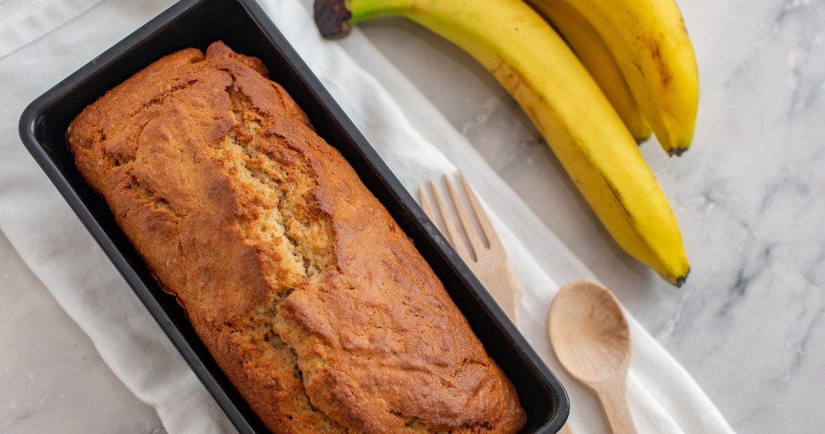 Ciasto bananowe pysznie smakuje polane lukrem, w towarzystwie owoców, czy też posmarowane kremem czekoladowym /123RF/PICSEL