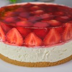 Ciasto bez pieczenia, które rozpływa się w ustach? Zrób gotowany sernik z owocami i galaretką