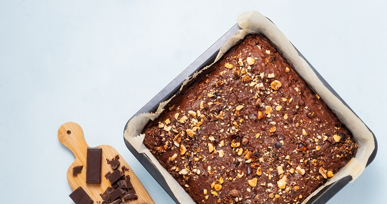 Ciasto czekoladowe bez cukru i mąki możesz oprószyć posiekanymi orzechami. /Pixel