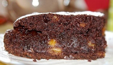 Ciasto czekoladowe z jabłkami z zeszytu mojej mamy. Nie potrzeba nawet miksera