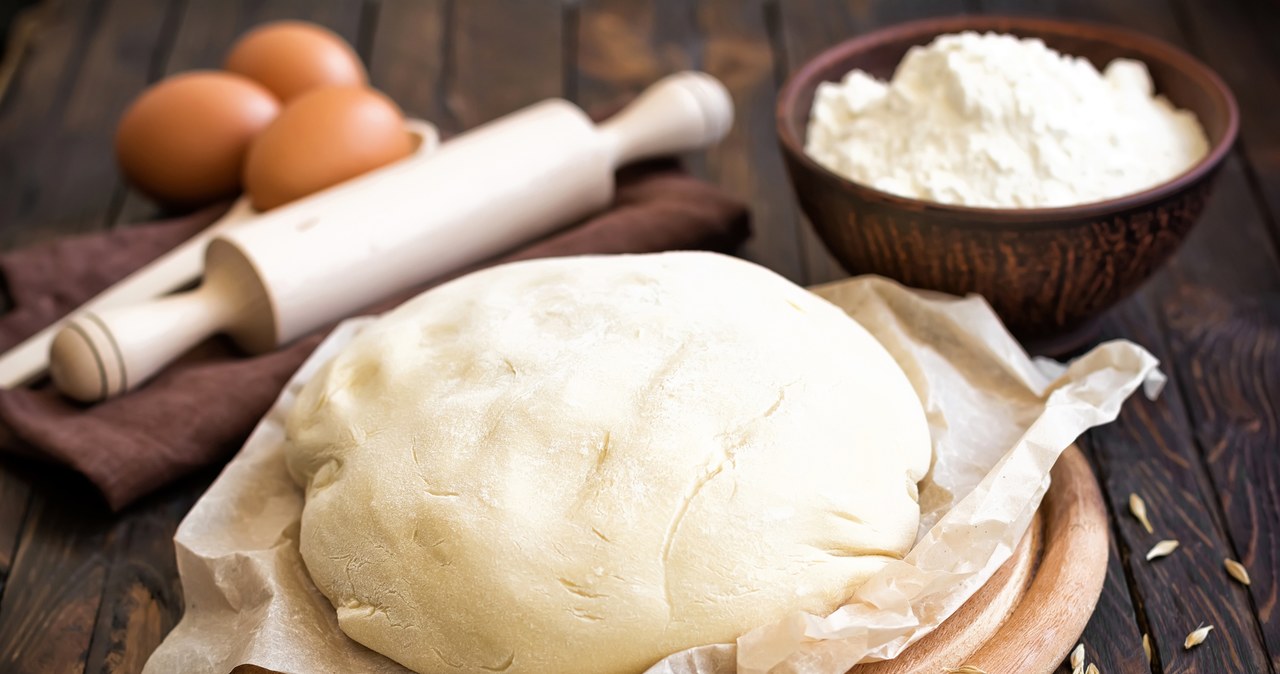 Ciasto drożdżowe najlepiej robić przy pomocy mąki oznaczonej numerem 500 lub 550 /123RF/PICSEL