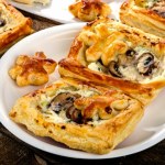 Ciasto francuskie z pieczarkami i serem pleśniowym. Najprostsza ciepła przekąska na sylwestra