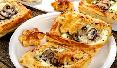Ciasto francuskie z pieczarkami i serem pleśniowym. Najprostsza ciepła przekąska na sylwestra