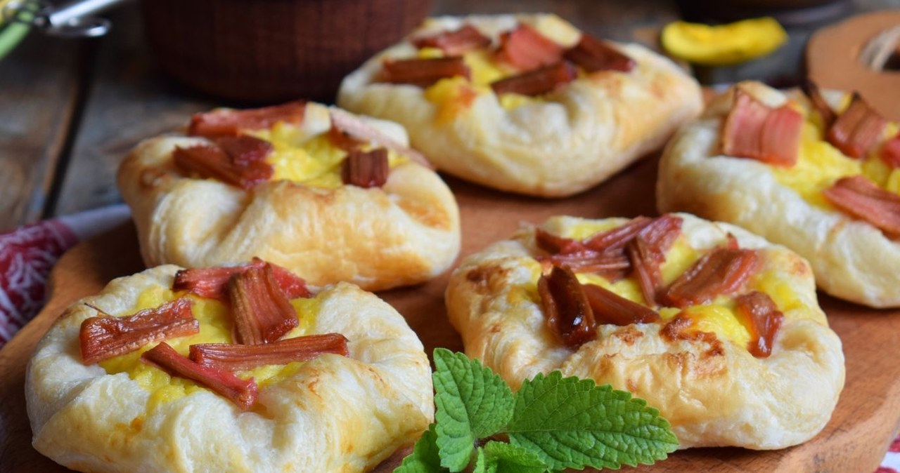 Ciasto francuskie z rabarbarem to deser, który przygotujesz nawet na ostatnią chwilę /bigmir81 /123RF/PICSEL