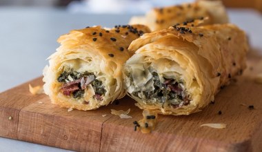 Ciasto francuskie ze szpinakiem i salami. Prosta i sycąca przekąska imprezowa