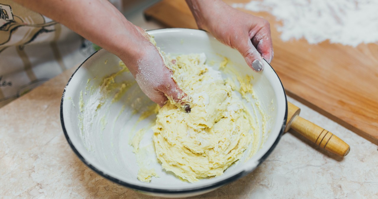 Ciasto gniecione powstaje w misce, po ugnieceniu wszystkich składników /yarmolovych1996 /123RF/PICSEL