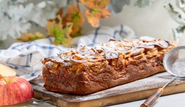 Ciasto idealne na co dzień i od święta. Zrób tę wilgotną babkę z jabłkami i patrz, jak znika z talerza