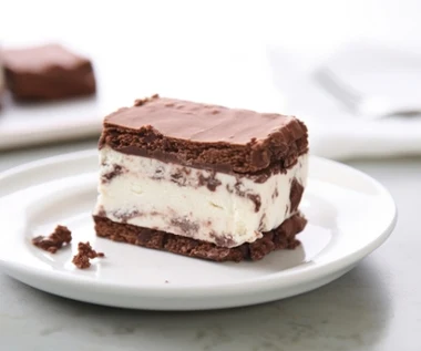 Ciasto inspirowane znanym deserem. Jest obłędnie pyszne, sklepowa wersja się chowa