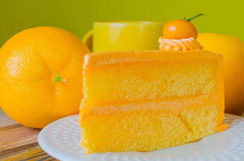 Ciasto jogurtowe udekoruj bezą np. o smaku pomarańczowym /123RF/PICSEL