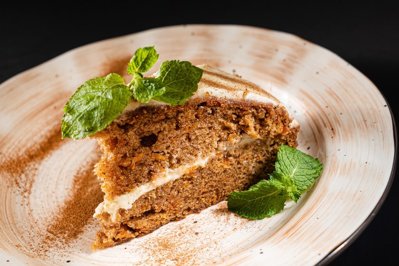 Ciasto marchewkowe można przełożyć kremem z mascarpone. /123RF/PICSEL