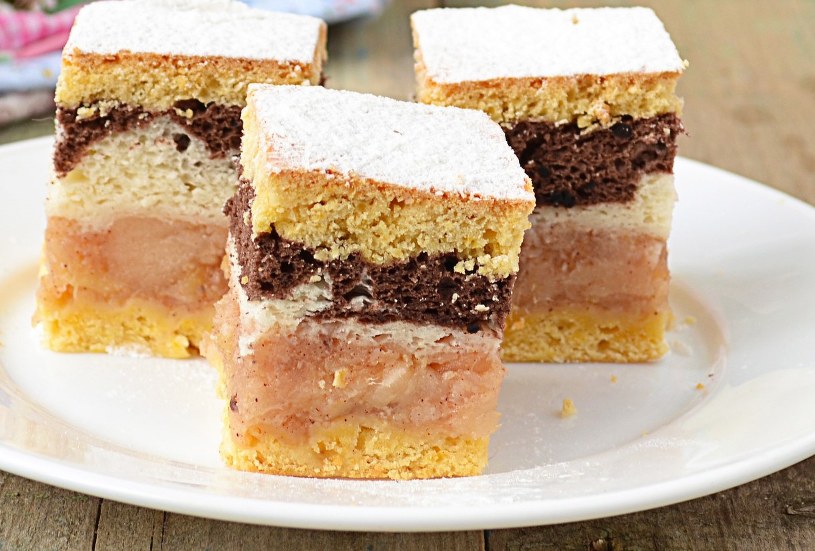 Ciasto miękkie jak chmurka, przyjemnie wilgotne od jabłek. Panieński rumieniec to deserowy hit