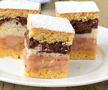 Ciasto miękkie jak chmurka, przyjemnie wilgotne od jabłek. Panieński rumieniec to deserowy hit