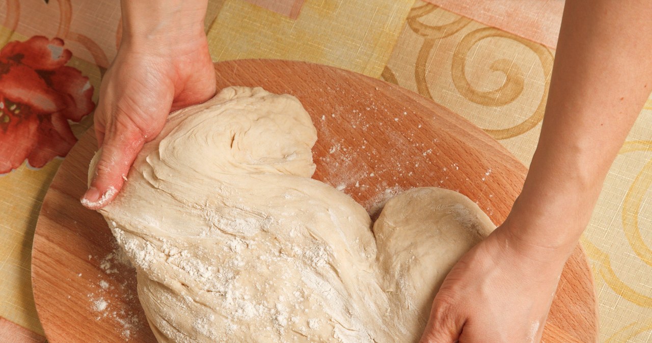 Ciasto na chleb należy bardzo dokładnie wyrobić /123RF/PICSEL