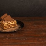 Ciasto na Dzień Kobiet w kwadrans. Wystarczą herbatniki i puszka słodkiej masy