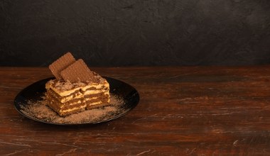 Ciasto na Dzień Kobiet w kwadrans. Wystarczą herbatniki i puszka słodkiej masy