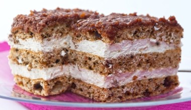 Ciasto na każdą okazję. Miłośnicy karmelu i orzechów będą zachwyceni