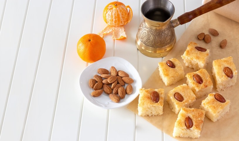 Ciasto na mące semolinie- pochodzi z Bliskiego Wschodu. Jego arabska nazwa – basbousa. /123RF/PICSEL
