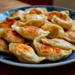 Ciasto na pierogi jest cieniutkie, ale się nie rwie. Ten przepis to złoto