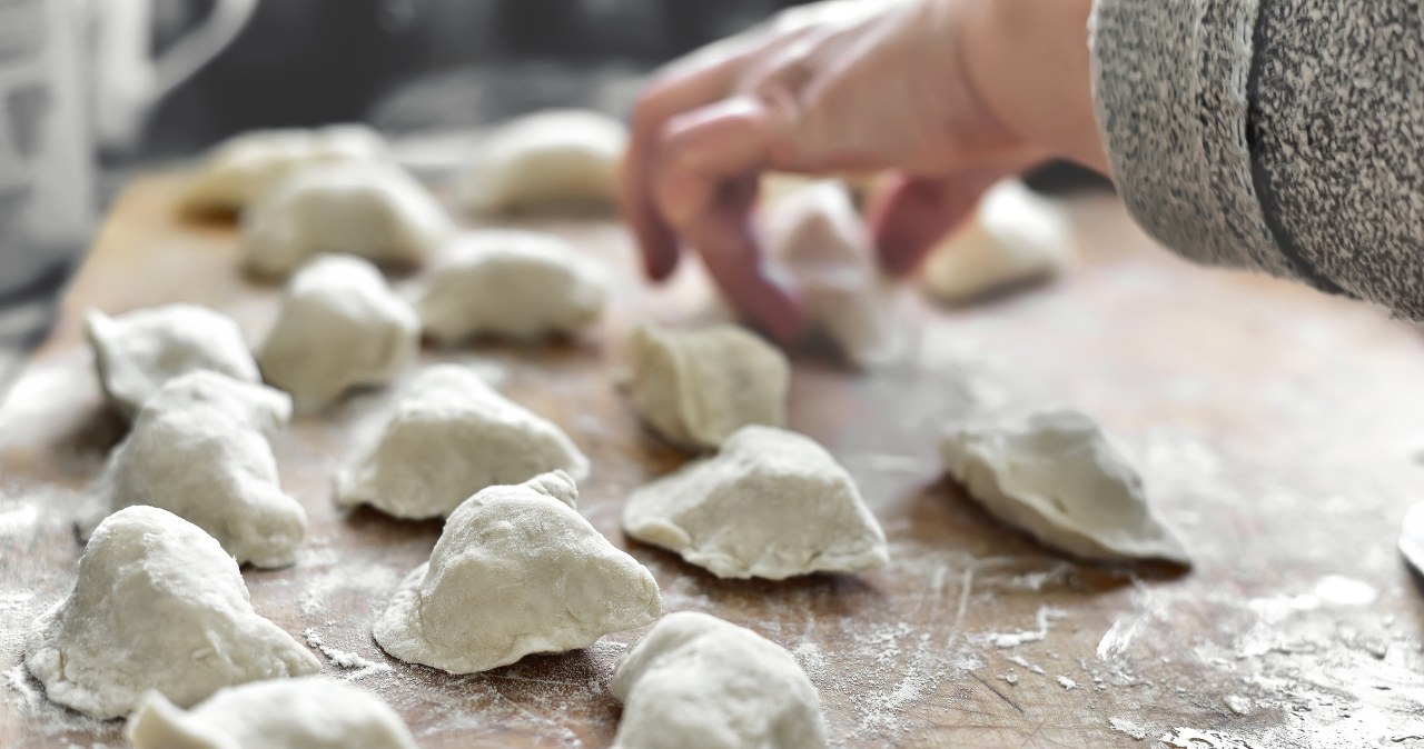 Ciasto na pierogi wyjdzie idealne, jeśli dodamy do niego pewien składnik /Mykyta Filippov /123RF/PICSEL