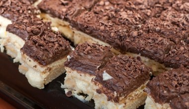Ciasto na specjalne uroczystości. Obłędny chałwowiec z kremem czekoladowym