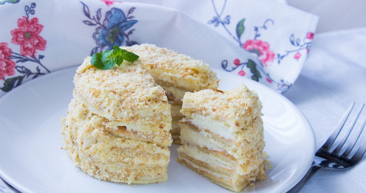 Ciasto Napoleon bez pieczenia jest idealną propozycją na deser. Łatwe w przygotowaniu, posmakuje każdemu. /Pixel