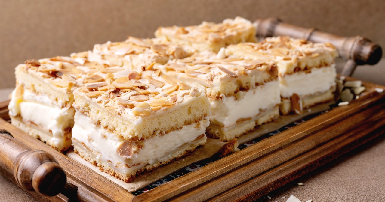 Ciasto Norweska księżniczka z bezą i smacznym kremem /larryratt /123RF/PICSEL