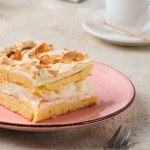 Ciasto norweskie z kremem i bezą. Zniknie z talerzy, zanim się obejrzysz 