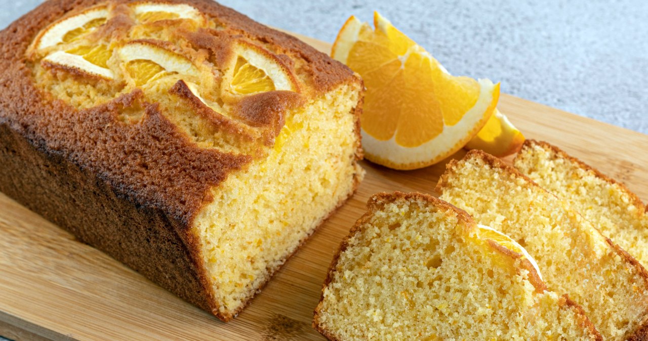 Ciasto pomarańczowe to prosty wypiek, który - dzięki świeżemu sokowi i skórce z pomarańczy - wyróżnia się naturalnym aromatem i wilgotnością. /kovalska /123RF/PICSEL