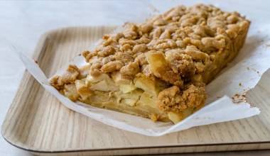 Ciasto z jabłkami dla leniwych. Wystarczy wymieszać składniki i upiec