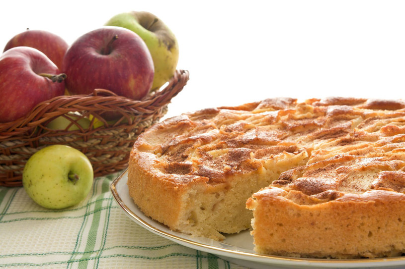 Ciasto z jabłkami /123RF/PICSEL