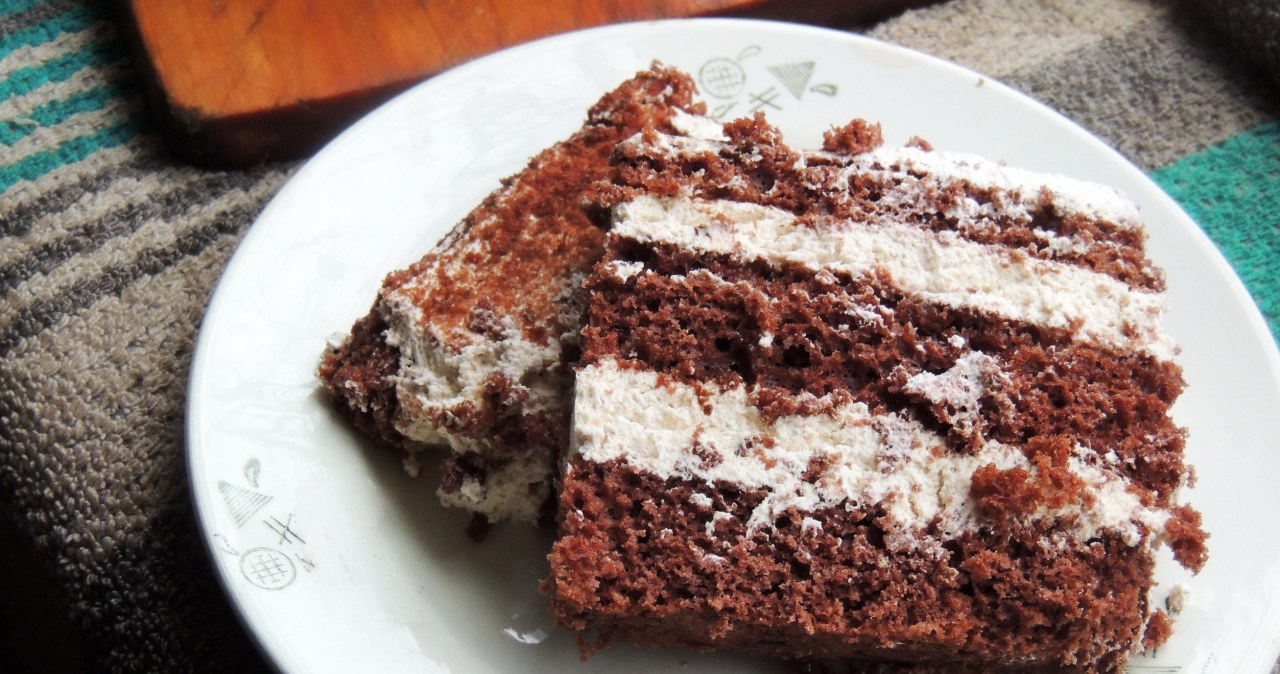 Ciasto z przepisu sąsiadki wychodzi puszyste i lekkie /123RF/PICSEL